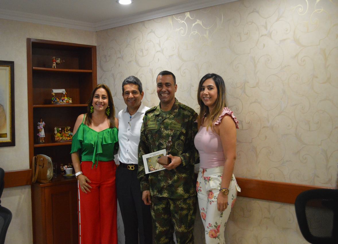 Tatiana Quintero de Rincón, Ariel Rincón Machado, Coronel Oscar Rodríguez y María Fernanda Cuenca de Rodríguez